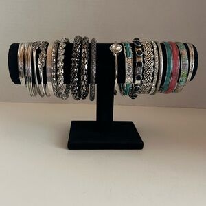 Lot of 25 bangle bracelets.